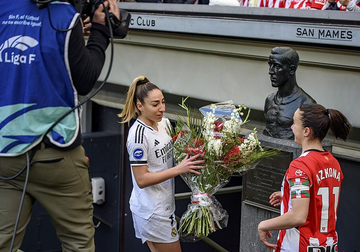 Olga Carmona, en la clásica ofrenda floral de un equipo cuando visita por primera vez San Mamés
