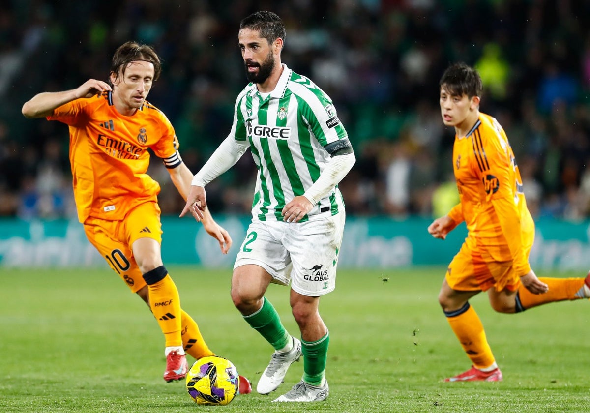 Isco conduce el balón ante Modric durante el Betis - Madrid del sábado en el Villamarín