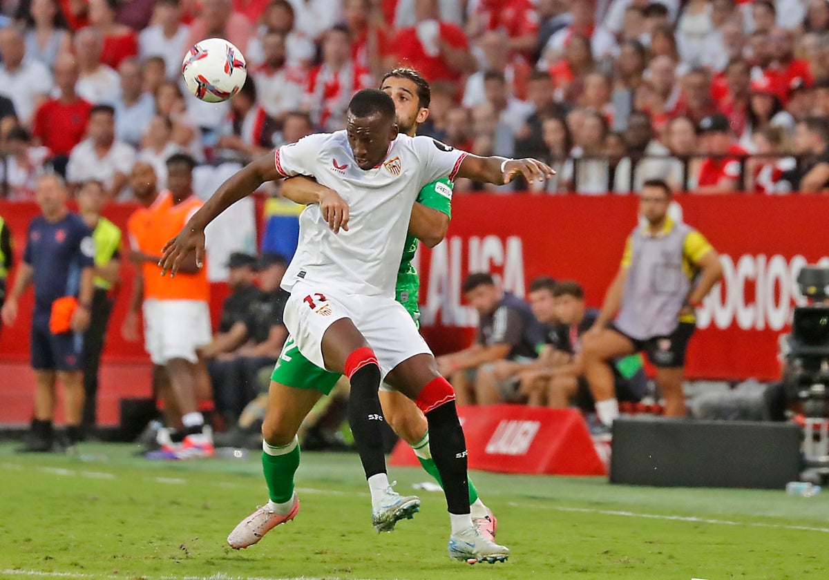 Ricardo Rodríguez intenta robar un balón a Lukebakio durante el último Sevilla-Betis