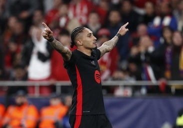 Raphinha celebra su gol ante el Benfica