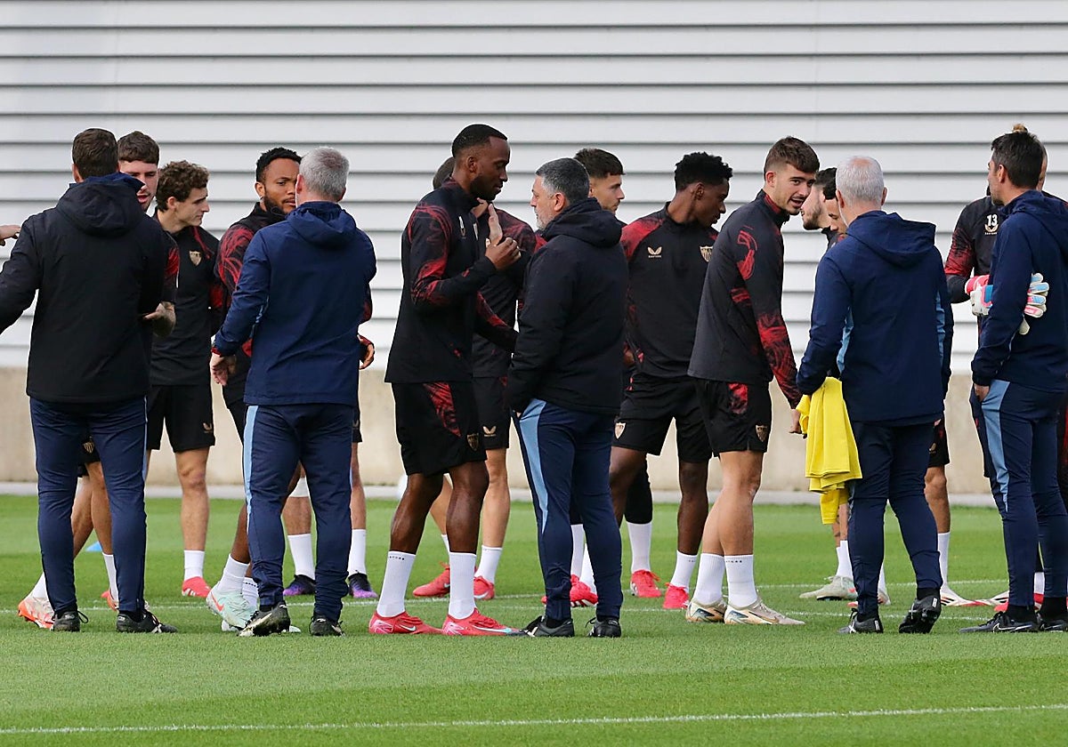 García Pimienta y Lukebakio se saludan en la ciudad deportiva