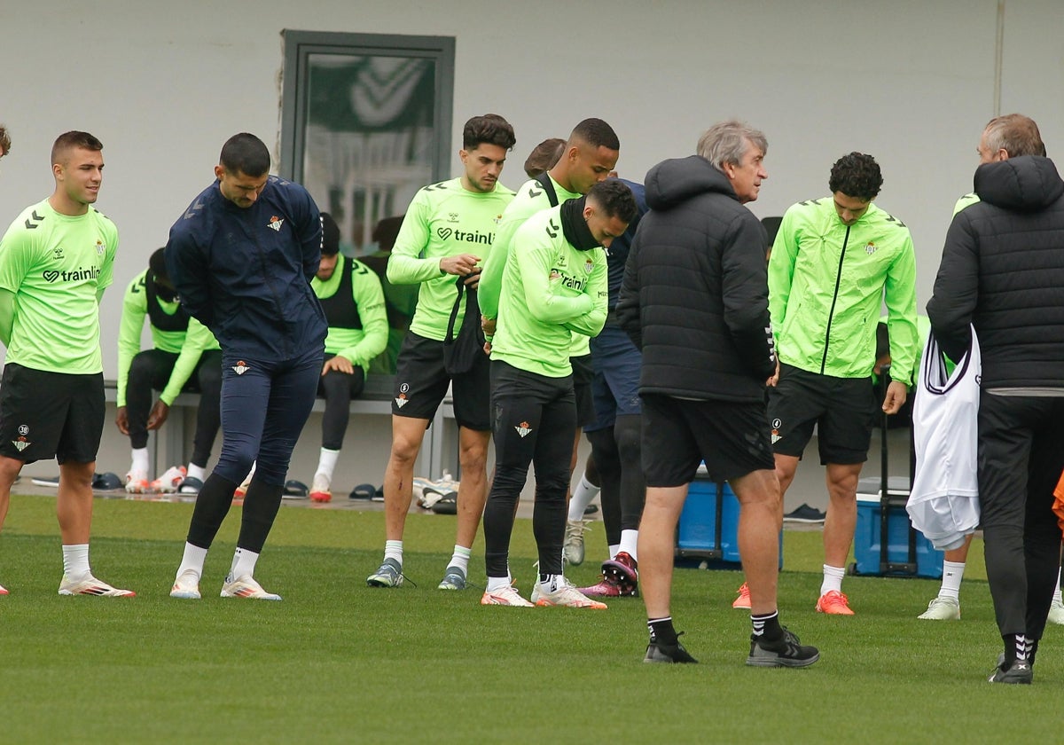 Pellegrini, con el grupo esta mañana en la ciudad deportiva Luis del Sol