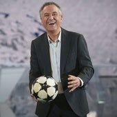 Roberto Brasero juguetea con un balón durante la entrevista con ABC