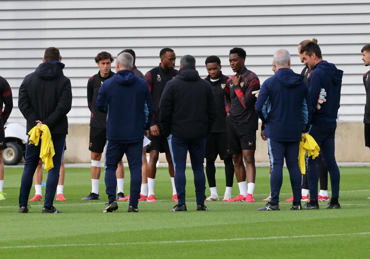 La plantilla sevillista, en un entrenamiento de esta semana en la ciudad deportiva