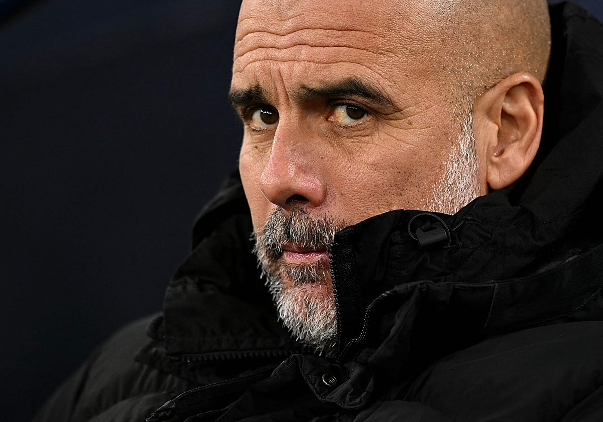 Pep Guardiola sentado en el banquillo