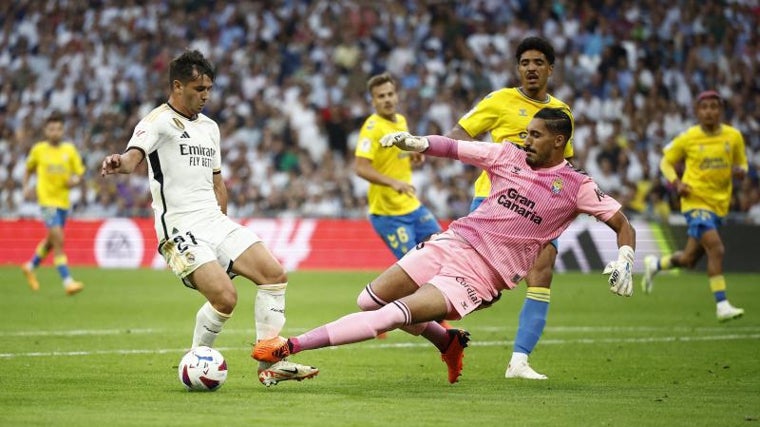 Valles intercepta el balón ante Brahim en un Real Madrid - Las Palmas de 2023