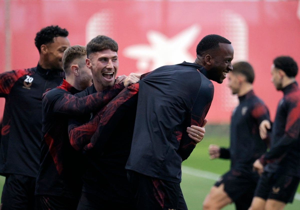 Carmona agarra a un sonriente Lukebakio durante un entrenamiento