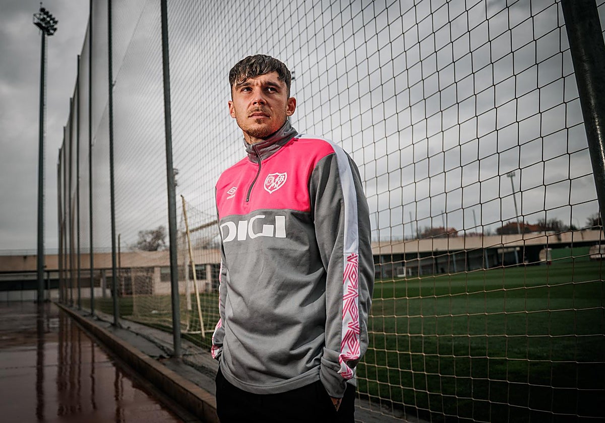 Andrei Ratiu posa para la entrevista con ABC en la Ciudad Deportiva del Rayo