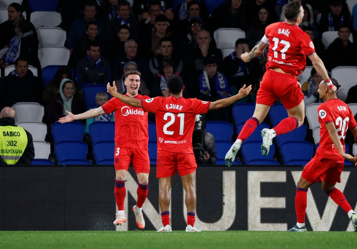 Los jugadores del Sevilla Saúl, Pedrosa y Sow celebran el gol de Ejuke en San Sebastián.