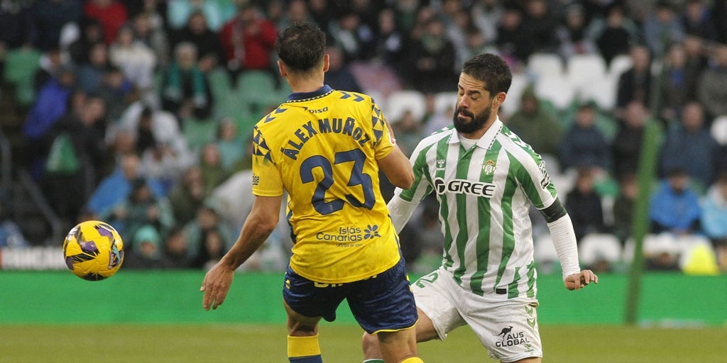 Isco falló su primer penalti como jugador del Betis