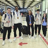 Los medallistas Ana Peleteiro, Paula Sevilla y el equipo del relevo, a su llegada a Madrid