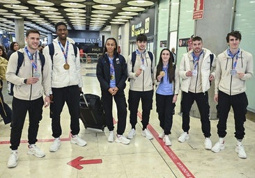 Los medallistas Ana Peleteiro, Paula Sevilla y el equipo del relevo, a su llegada a Madrid