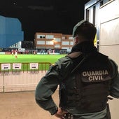 Un agente de la Guardia Civil, en un partido de las categorías inferiores del fútbol