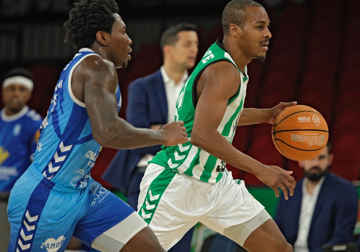 Renfroe, dirigiendo un ataque del Betis Baloncesto contra el Caja Rural CB Zamora