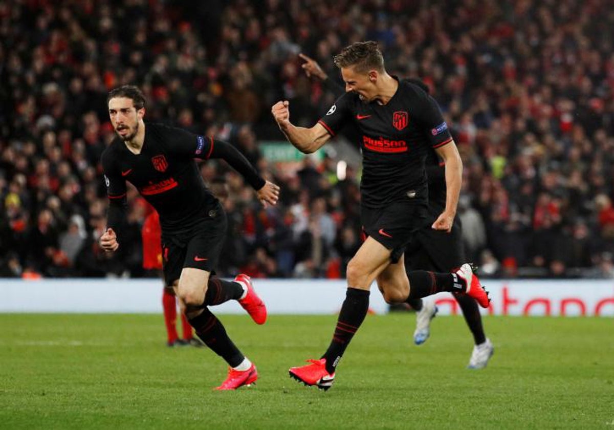 Llorente celebra uno de sus goles en Anfield, justo este martes hace cinco años, en el partido en el que se reinventó como delantero