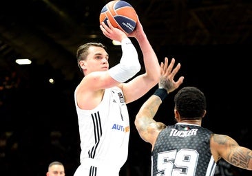 Hezonja lanza sobre Tucker