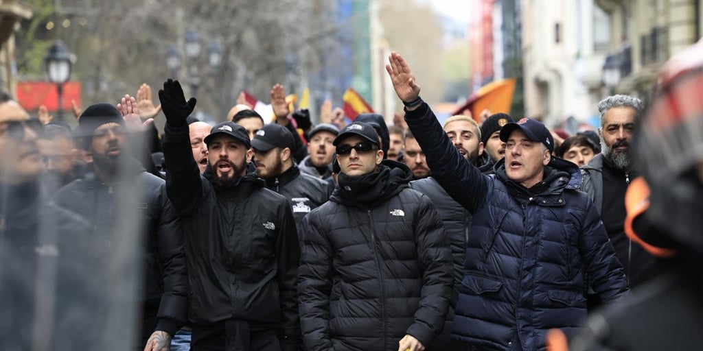 La Ertzaintza carga en la previa del Athletic-Roma frente a San Mamés