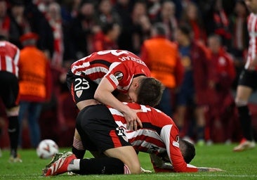 Los jugadores del Athletic celebran el pase a cuartos de la Europa League