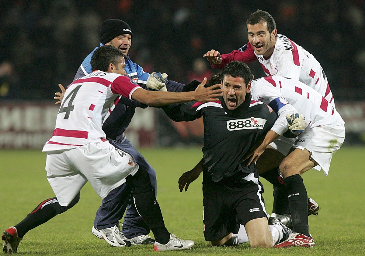 El portero del Sevilla FC, Andres Palop, celebra con sus compañeros de equipo el gol conseguido contra el Shakhtar Donetsk