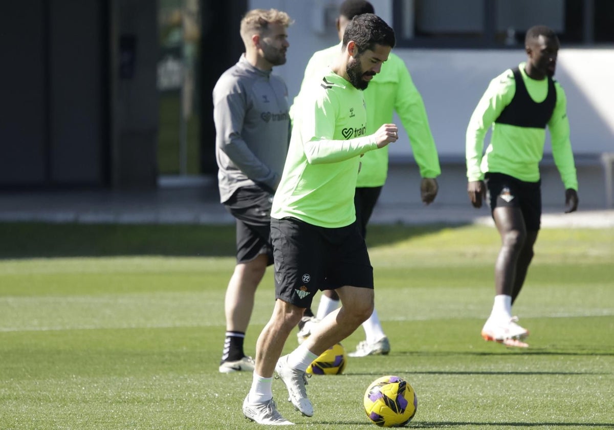 Isco, durante el entrenamiento del Real Betis en la ciudad deportiva Luis del Sol