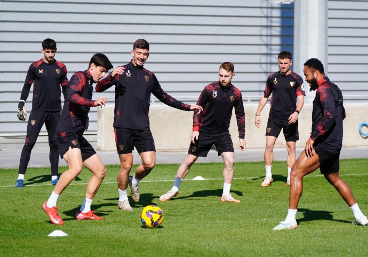 Kike Salas participa en el rondo del entrenamiento del Sevilla junto a Juanlu, Peque y Ejuke