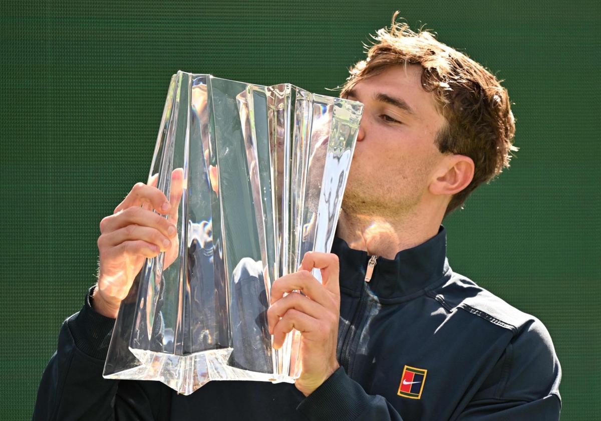 Jack Draper besa el trofeo de campeón de Indian Wells.