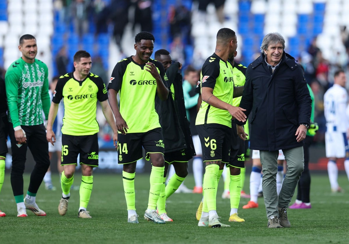 William Carvalho, junto a Pellegrini y varios compañeros, al final del Leganés-Betis