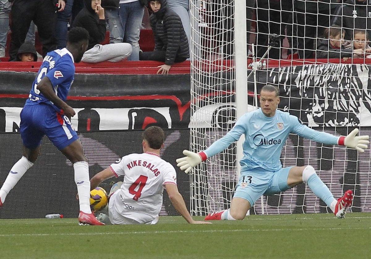 Nyland, en una intervención durante el Sevilla - Athletic