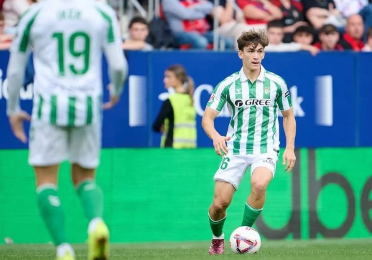 Mateo Flores conduce el balón en un partido con el Betis