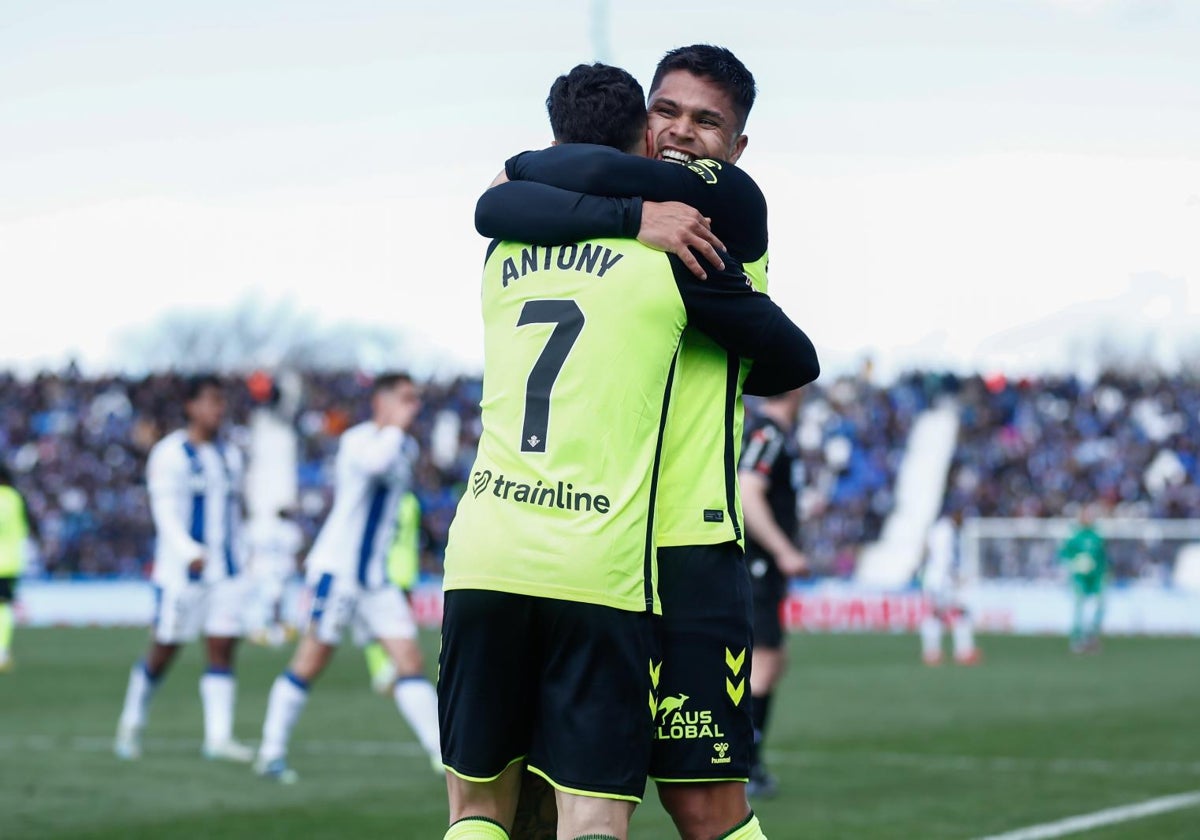 Cucho Hernández abraza a Antony tras la consecución del gol del primero de ellos en el Leganés - Betis del pasado domingo