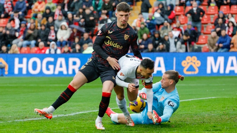 Nyland se hace con un balón ante Álvaro García durante el Rayo - Sevilla de esta temporada