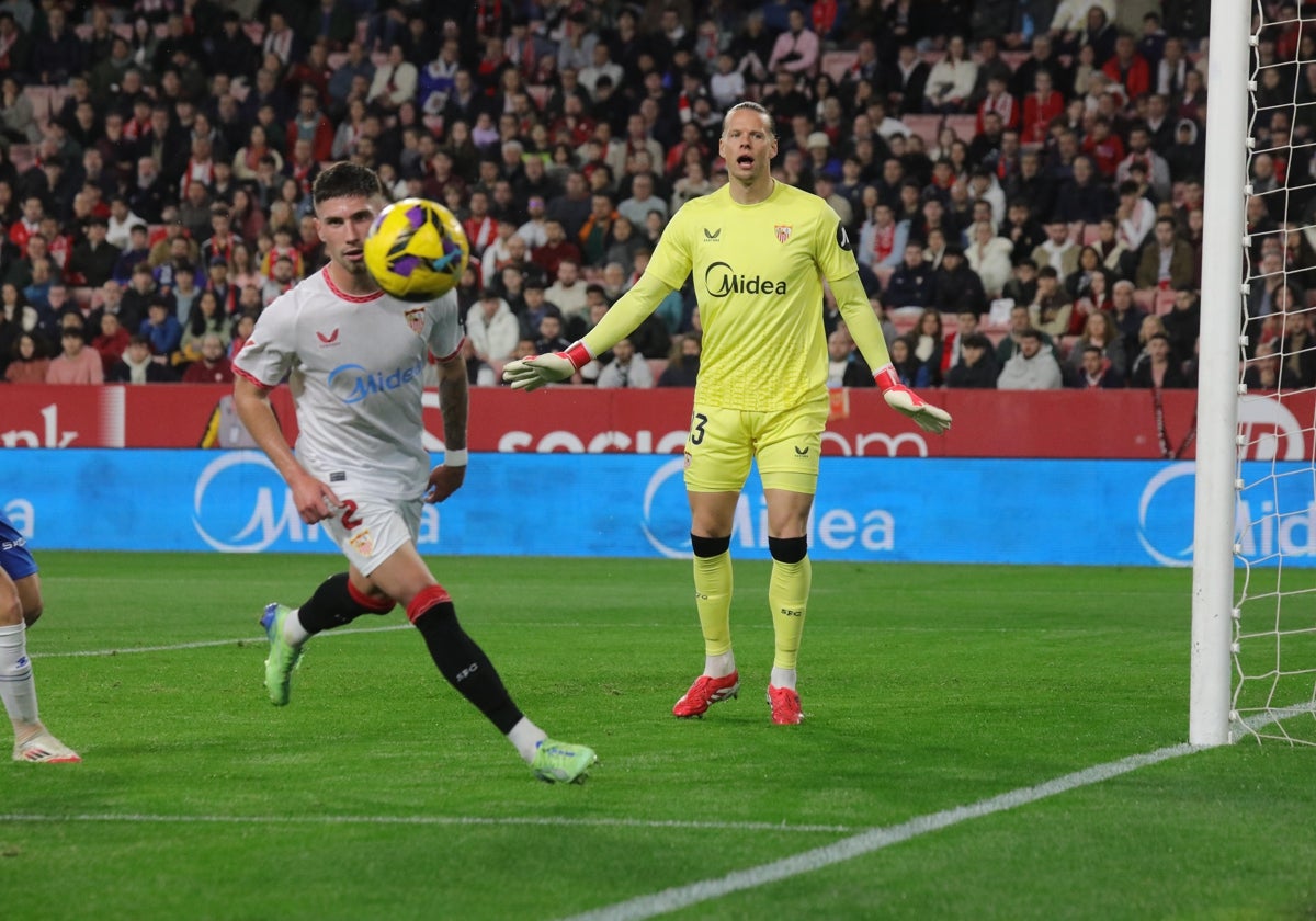 Nyland pide calma a sus compañeros tras una acción del Sevilla - Espanyol de esta temporada