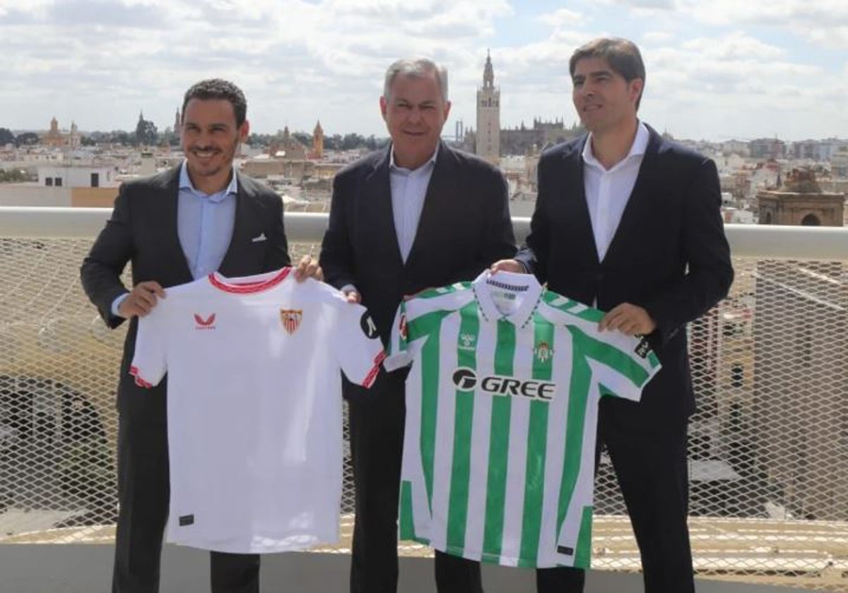 A la izquierda de la imagen, Del Nido Carrasco, presidente sevillista, junto al alcalde de Sevilla, José Luis Sanz; a la derecha, Ángel Haro, presidente del Betis