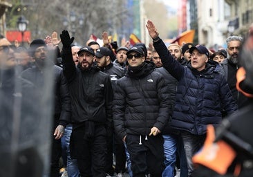 Agentes de la Ertzaintza custodian a los ultras de la Roma desplazados a San Mamés