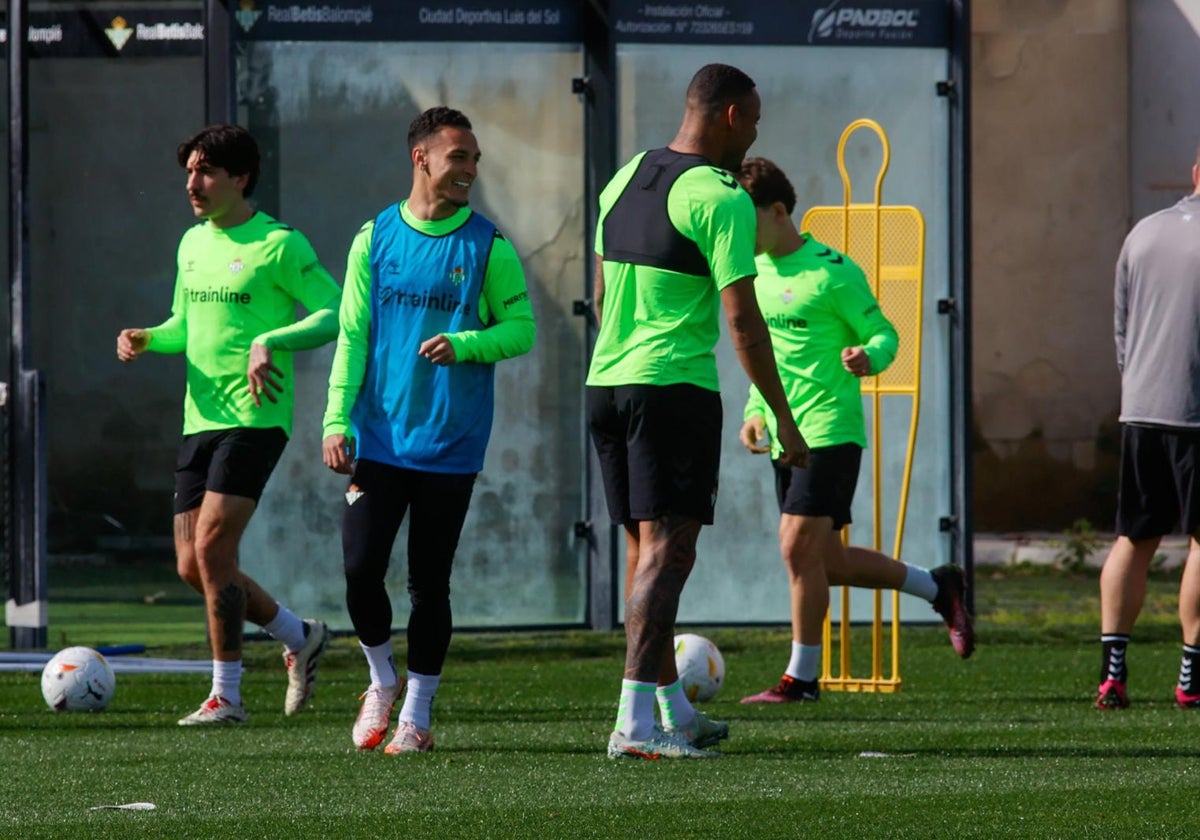 Antony, durante el entrenamiento del Real Betis