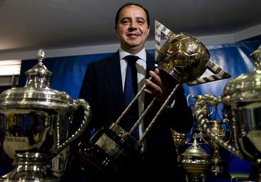 José Carlos Delgado, con la Copa de España en el museo de Movistar Inter