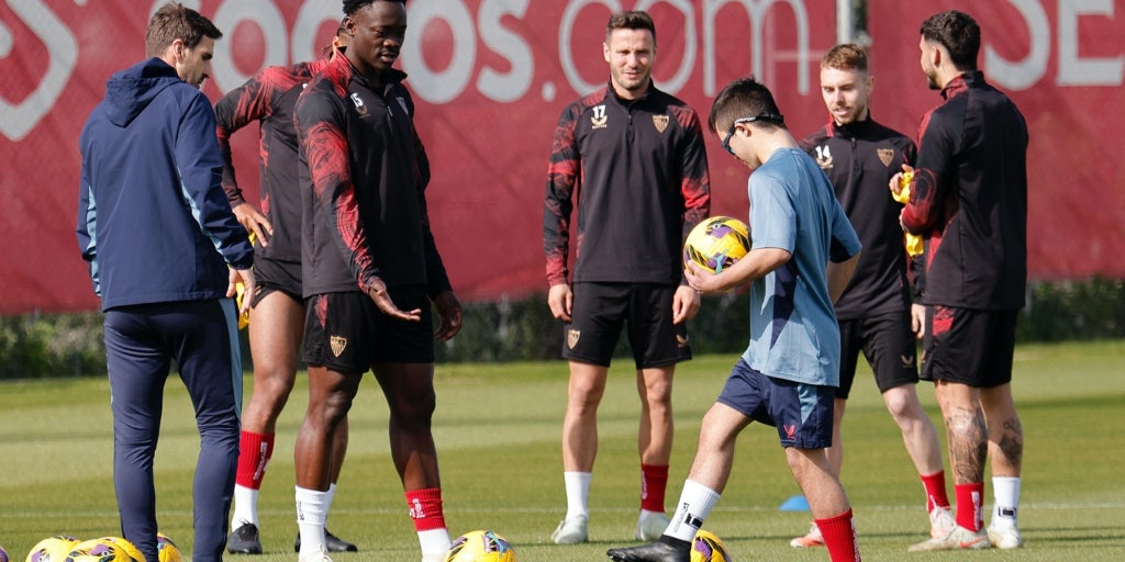 El gesto solidario del Sevilla durante el entrenamiento de este miércoles