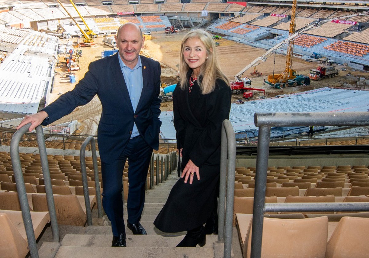 El presidente de la RFEF, Rafael Louzán, junto a Patricia del Pozo en el estadio de la Cartuja