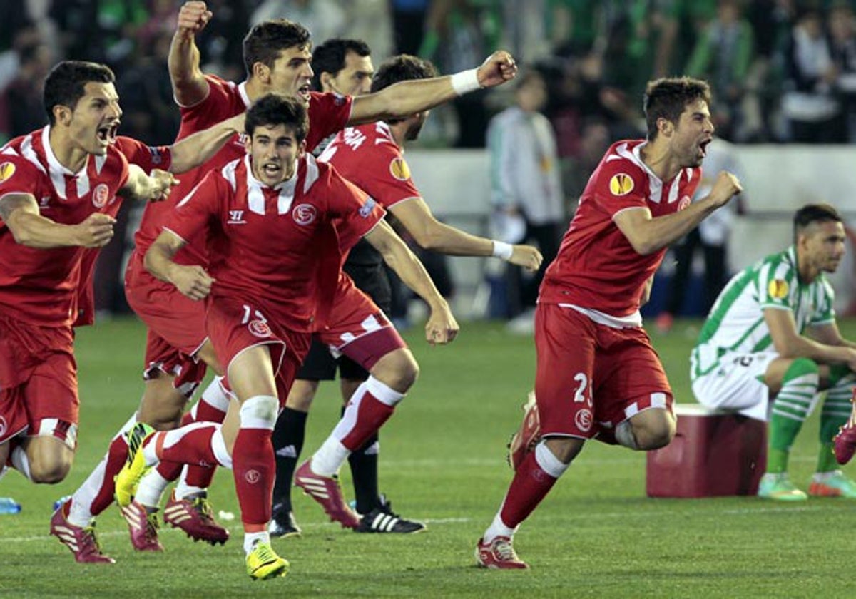 Los sevillistas celebran su victoria sobre el Betis en la tanda de penaltis en el Euroderbi de 2014 en el Villamarín