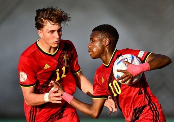 Idumbo celebra un gol con la selección belga