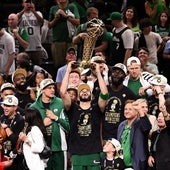 Los jugadores de los Celtics celebran el título conquistado en 2024