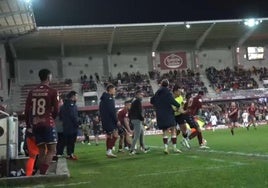 Momento de la polémica acción en el Pontevedra - Numancia