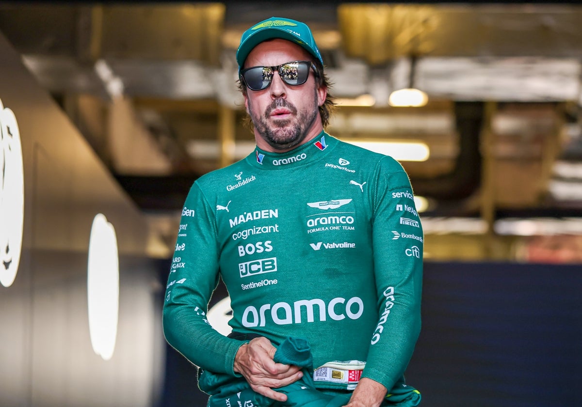 Fernando Alonso se pasea tranquilo por el paddock de Shanghái