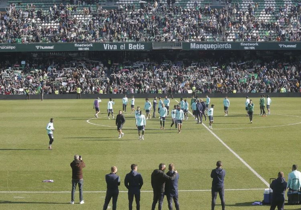 El Betis, arropado por miles de personas en uno de los entrenamientos del cuadro verdiblanco previo a un derbi sevillano