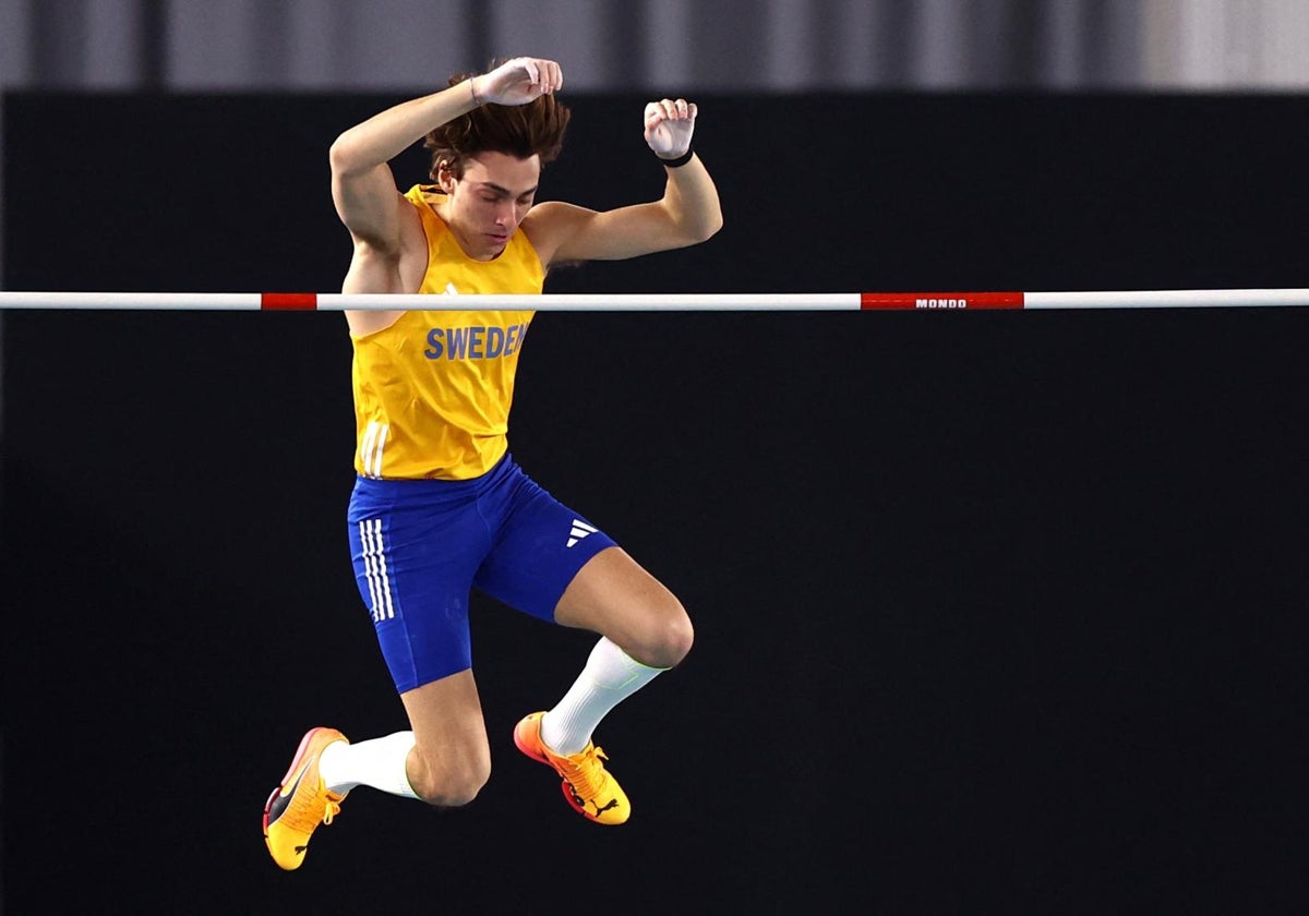 Mondo Duplantis, durante la final de salto con pértiga