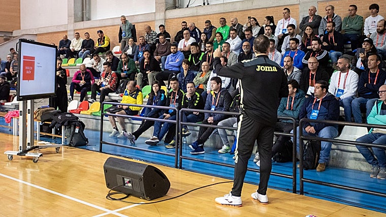 Jesús Velasco, seleccionador español, durante una charla