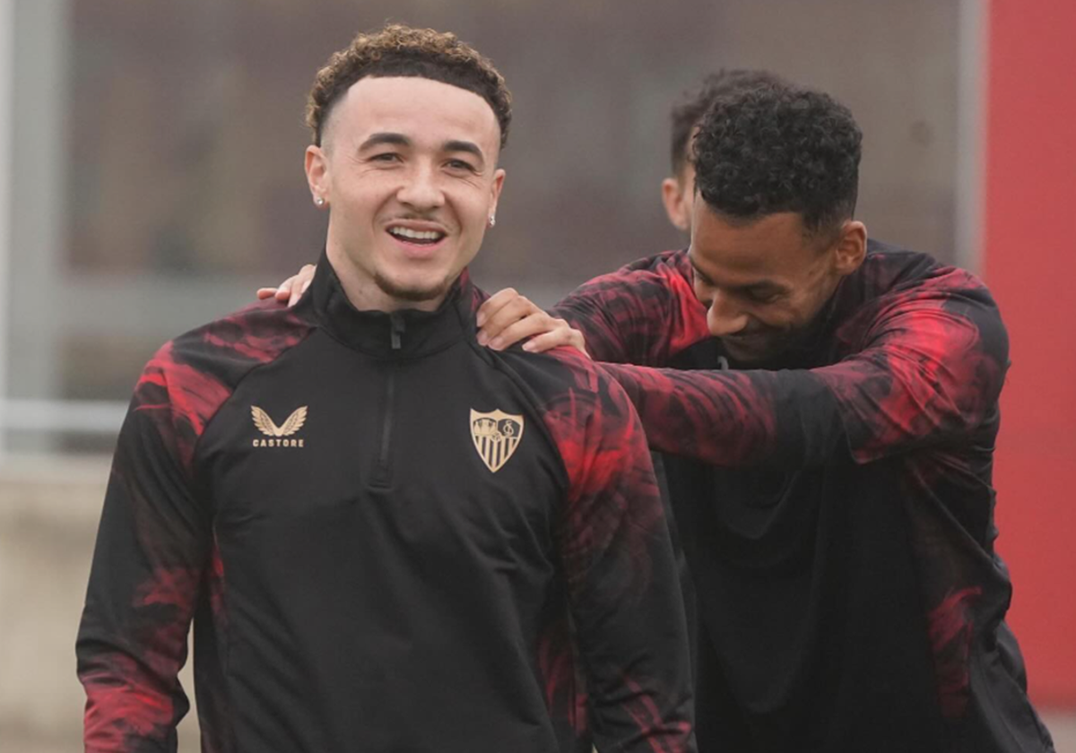 Rubén Vargas y Djibril Sow, en un entrenamiento en la ciudad deportiva del Sevilla