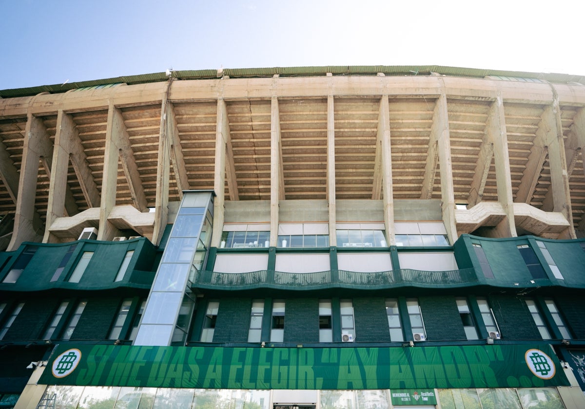 La gran lona que el Real Betis ha colocado en su grada de Preferencia, sobre la puerta de cristales del Benito Villamarín