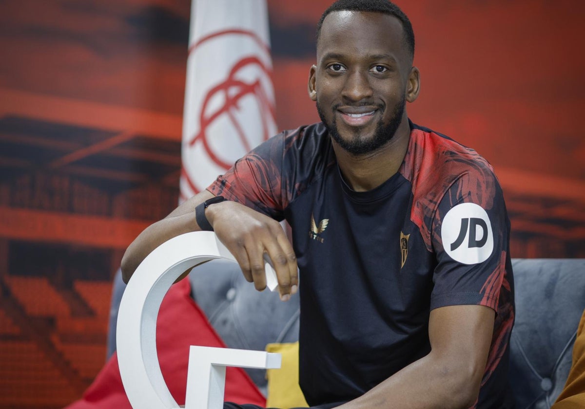 Dodi Lukebakio, futbolista del Sevilla, posa para Orgullo de Nervión en la ciudad deportiva