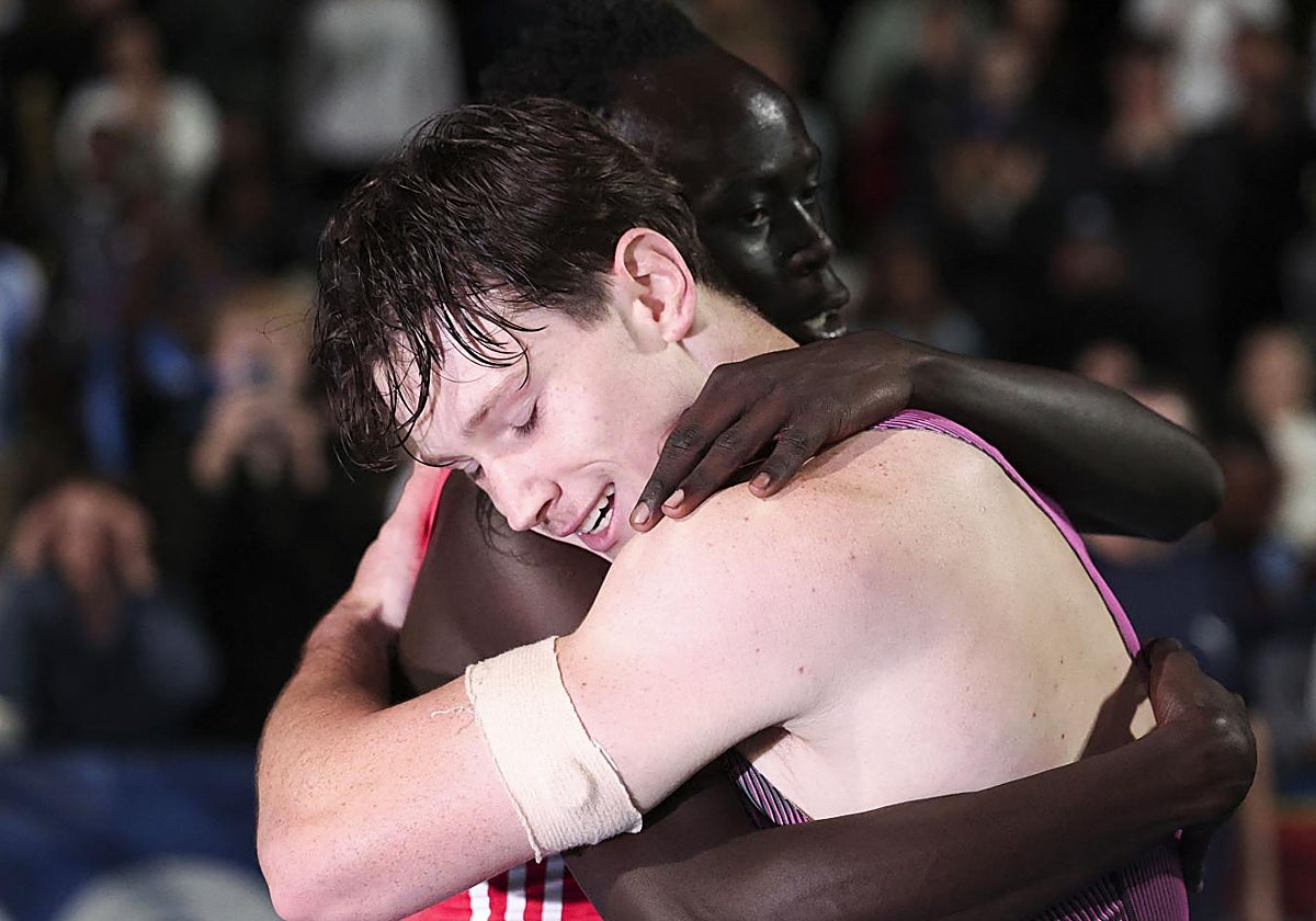 Gout y Kennedy se abrazan tras la carrera